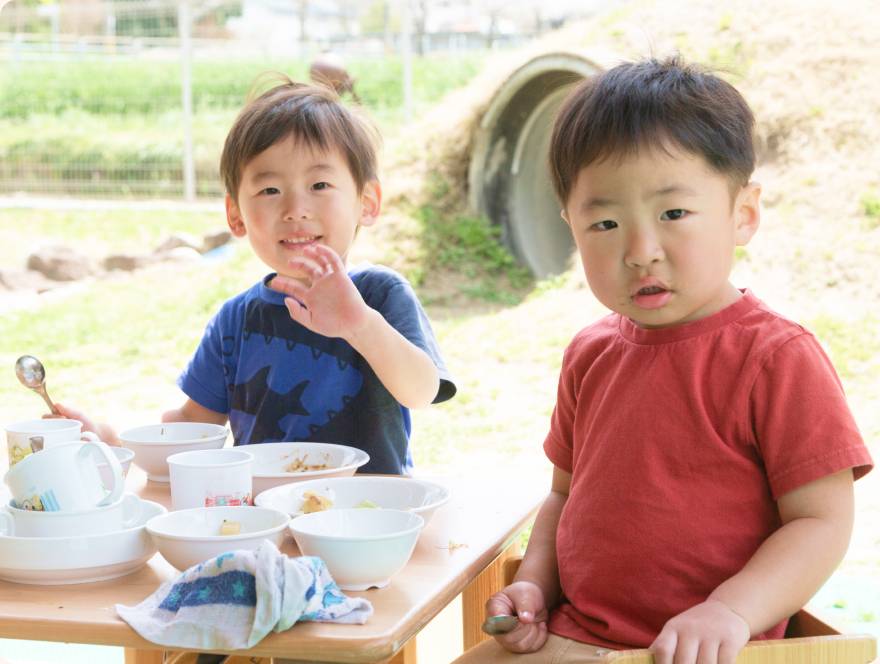 子供がご飯を食べている様子