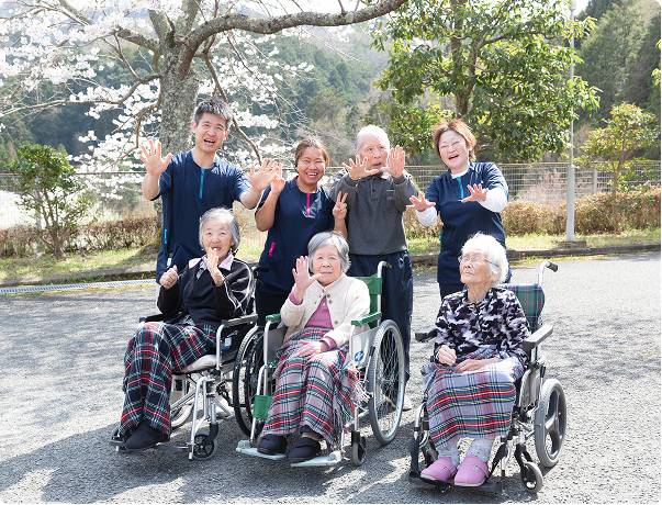 スタッフとおじいさんたちの集合写真