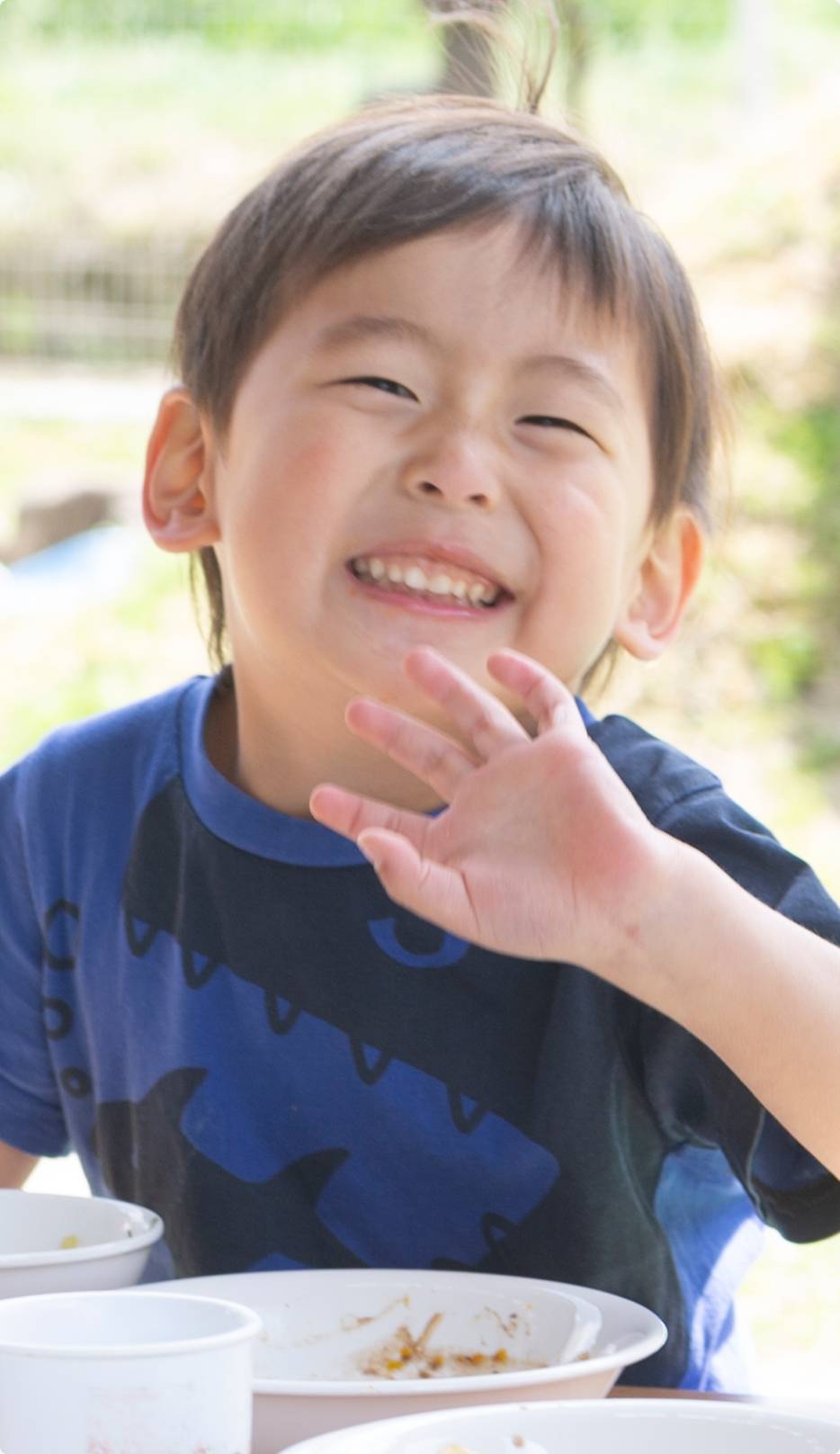 笑顔でご飯を食べる子供