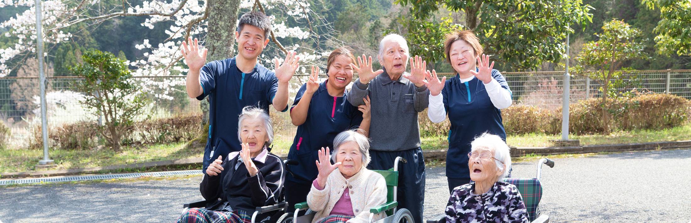 おばあさんとスタッフが話している様子