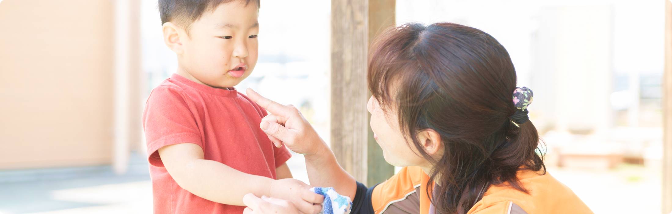 子供と遊ぶお姉さん