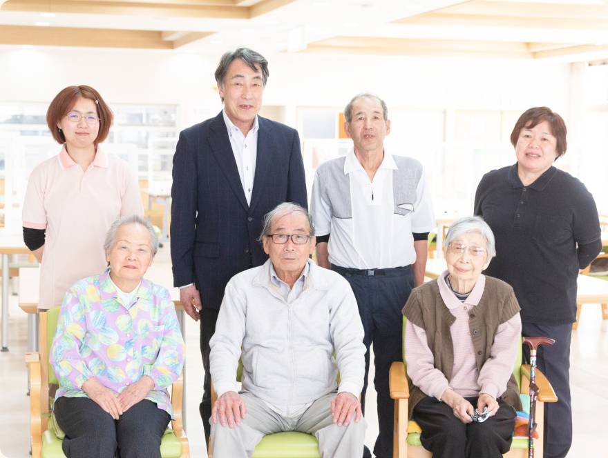 従業員と利用者の集合写真