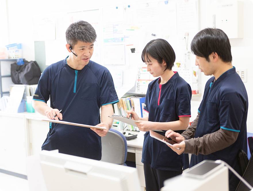 従業員が話し合いをしている様子
