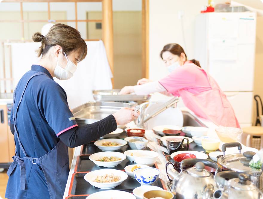 食事を用意するスタッフ