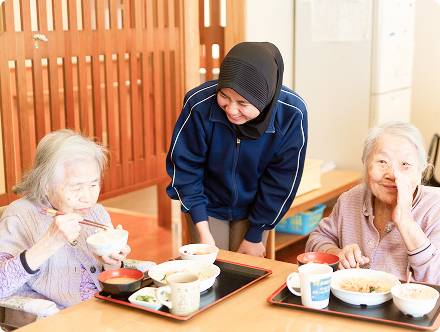 食事中の利用者とスタッフ