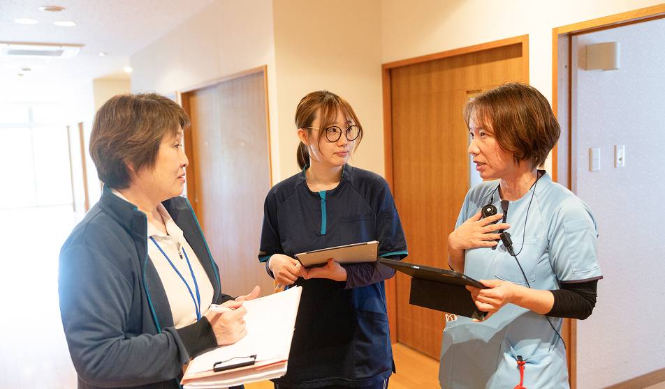 従業員が話している様子