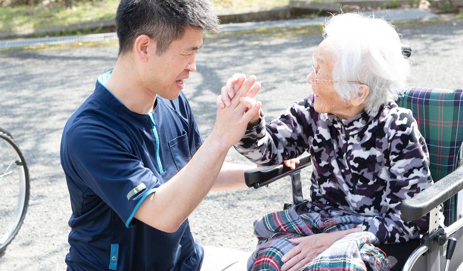 従業員とあばあさんが話している様子