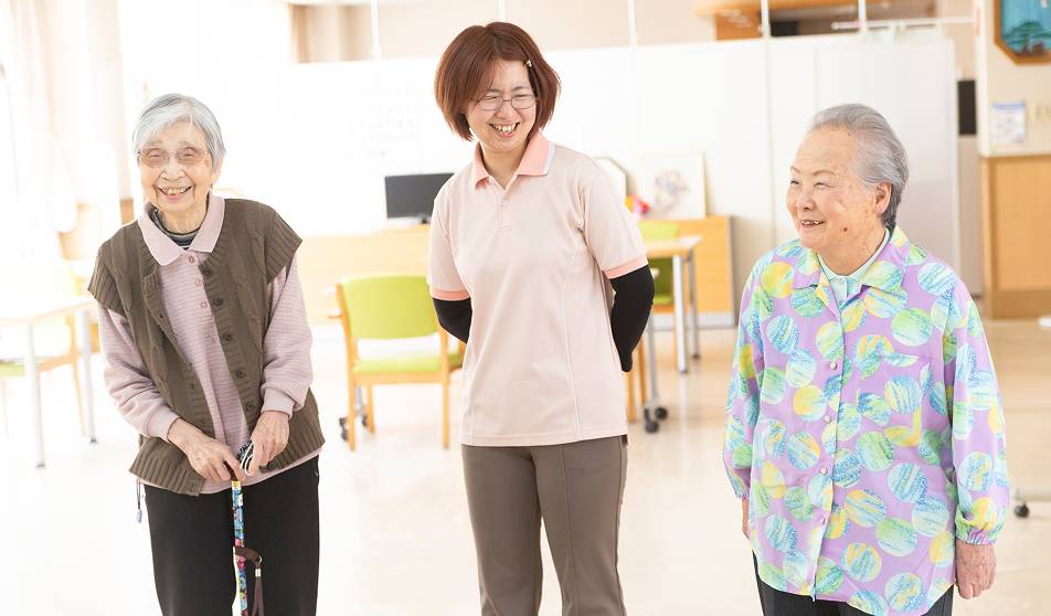 スタッフとおばあさんが話している様子