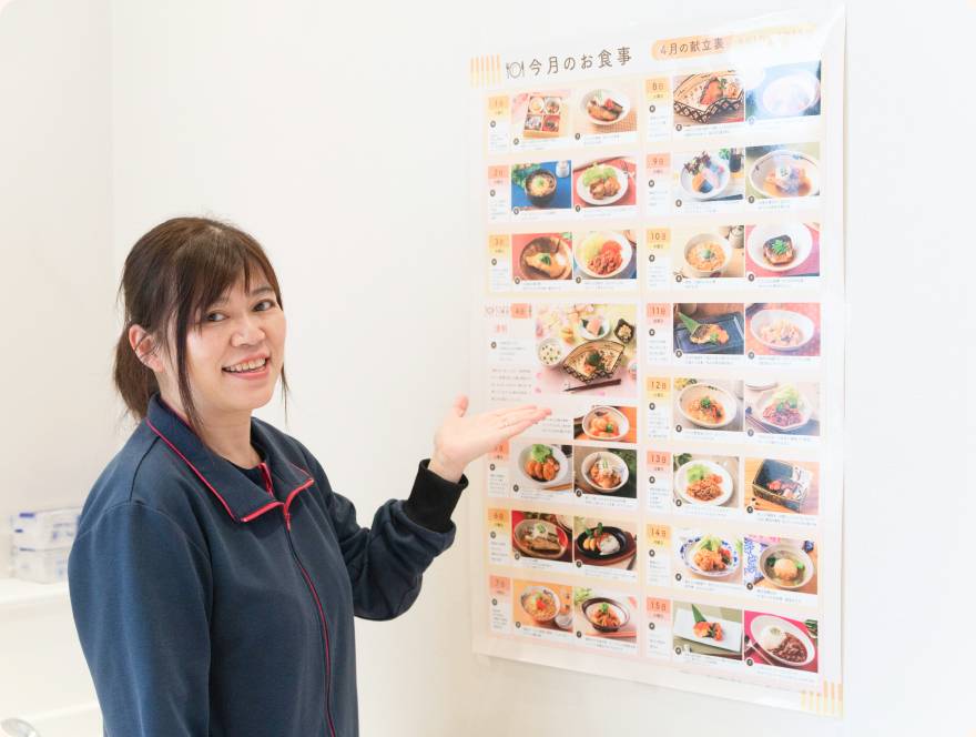 食事メニューを指す女性従業員