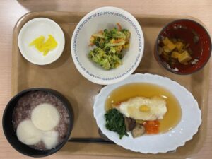 第二亀岡園でいただく、小正月の伝統食「小豆粥」