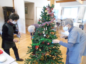 みんなで飾ろう！クリスマスツリー♪